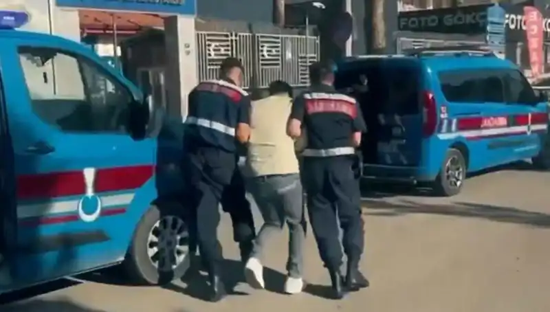 Türkiye'nin 10 İlinde Suç Örgütlerine Yönelik Dev Operasyon: 74 Gözaltı
