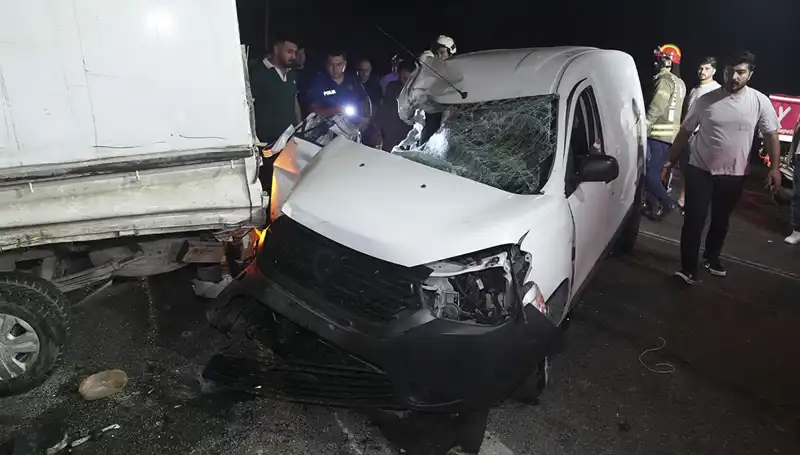 İstanbul'da Feci Kaza: Üç Kişi Yaralandı, Yolcular Panik İçinde