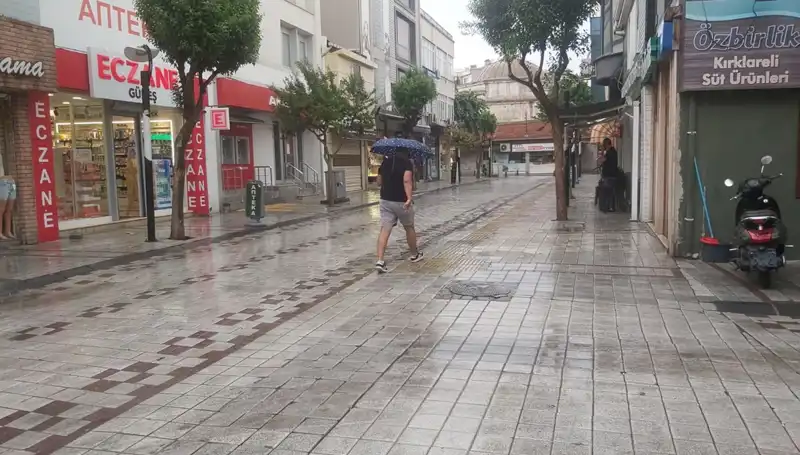 Kırklareli’de Beklenmedik Sağanak Yağış Hayatı Olumsuz Etkiledi