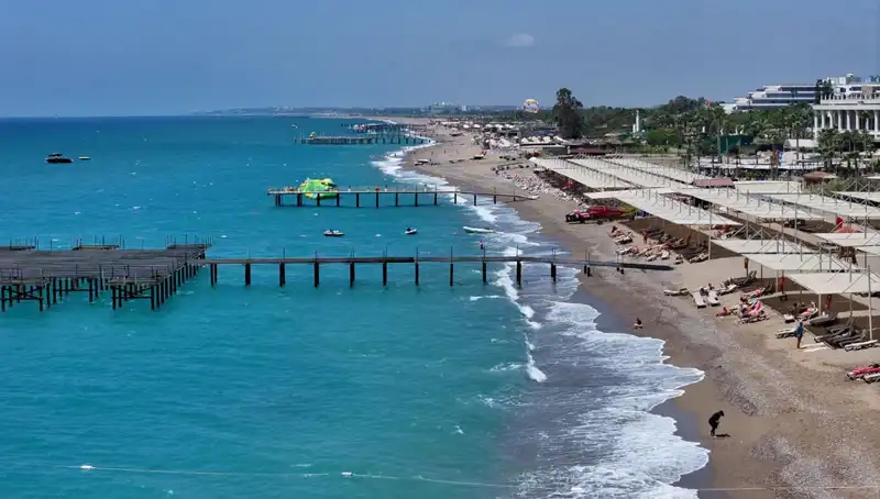 Antalya Sahillerinde Güneşli Havanın Keyfini Çıkarın: Yazın Doruk Noktasında