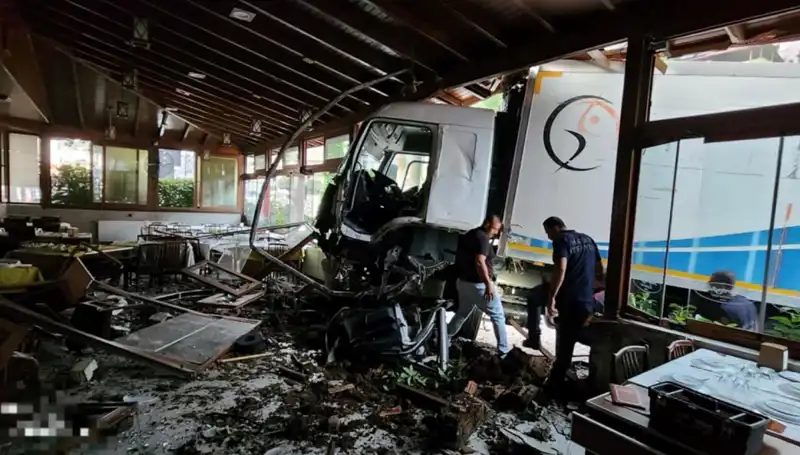 Freni Boşalan Kamyon, Kalabalık Restoranın İçine Daldı!