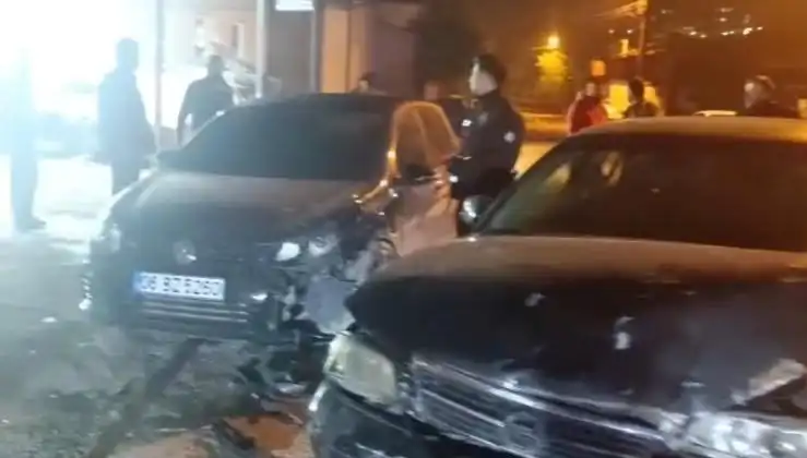 Çevirmeden Kaçan Araç Kaza Yaptı: 2 Yaralı