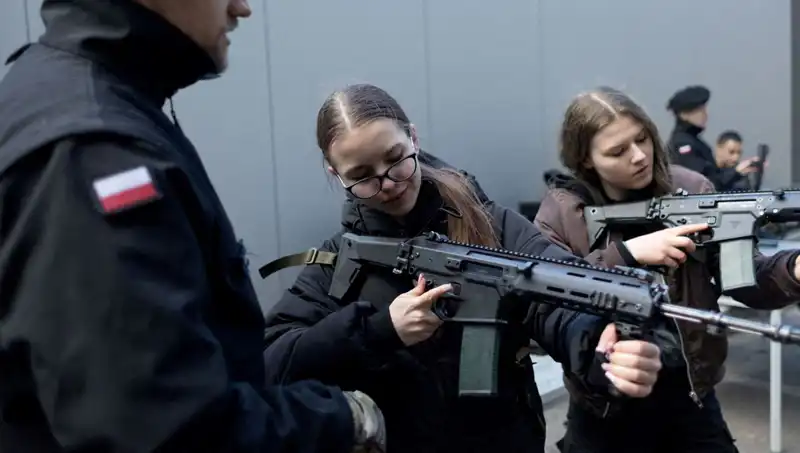 Polonya’nın Savaş Hazırlıkları: Siviller İlk Eğitimlerine Başladı