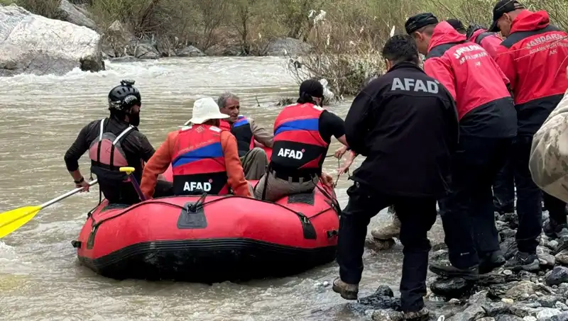 Zap Suyu Kenarında Mahsur Kalan Dört Kişi Kısa Sürede Kurtarıldı