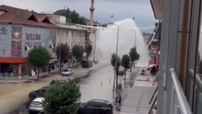 İçme Suyu Hattı Patladı: Şehrin Göbeğinde Su Fıskırdı!