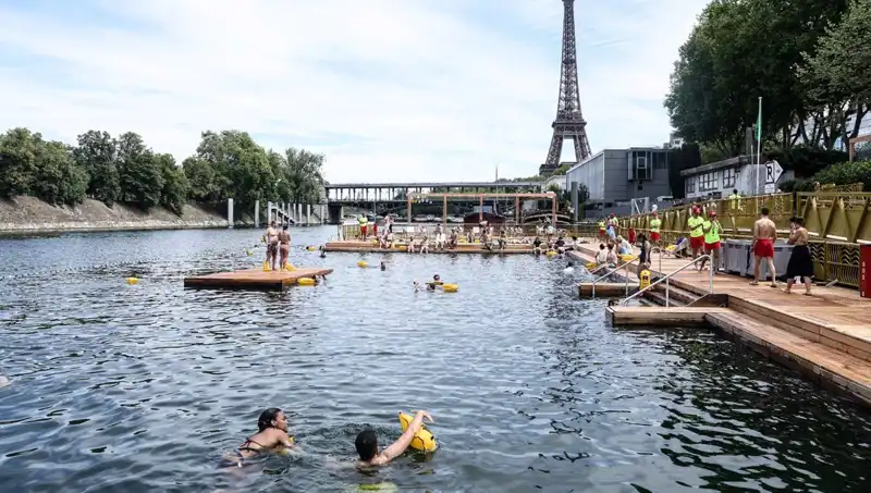 Fransa’da Tarihi An: Seine Nehri 102 Yıl Sonra Yüzmeye Açıldı!