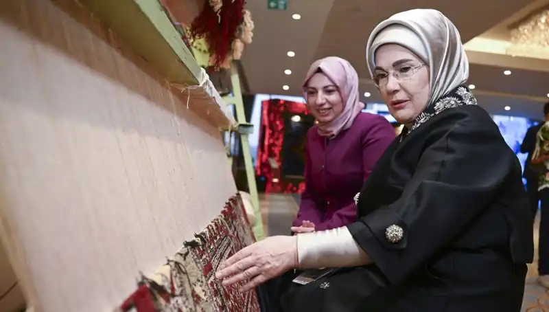 Emine Erdoğan'ın Emeği Satışa Çıktı: Halının Geliri Depremzede Kadınlara Destek Olacak!