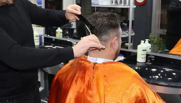Türkiye’ye özgü berber dükkanlarına İngiltere'de kapsamlı soruşturma başlatıldı