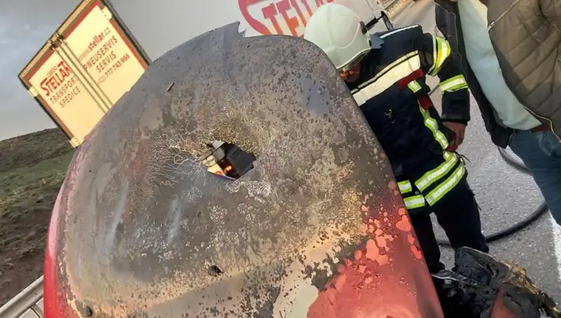 Seyir Halindeki Otomobilde Korkutan Yangın: Olay Güzergahını Yavaşlatıyor