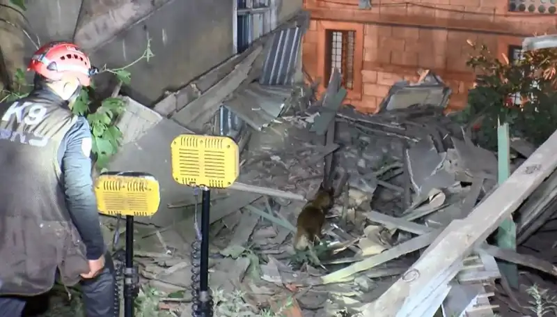 İstanbul'da Şok Edici Çöküş: Depremin Ardından Bir Bina Daha Yıkıldı!