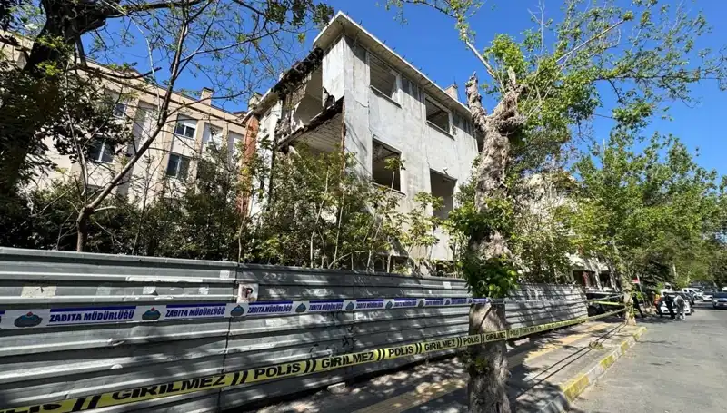 Bakırköy'deki Metruk Bina Depremle Kısmen Çöktü, Tehlike Saçıyor!