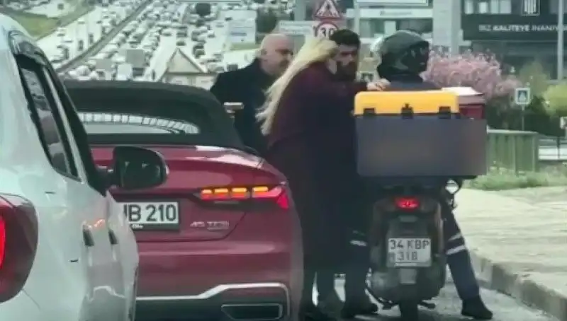 D-100'de Neler Oluyor? Motokuryeye Silah Çeken Adam Gözaltına Alındı!