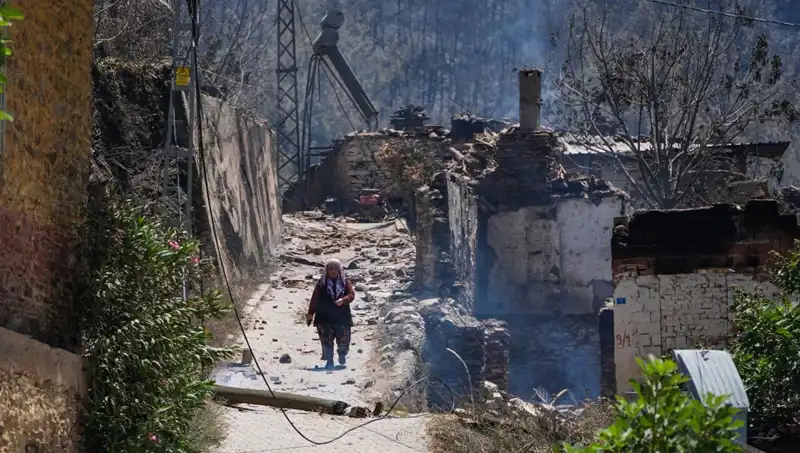 İzmir ve Bilecik'te Yangın Felaketi: 415 Bina Küller İçinde