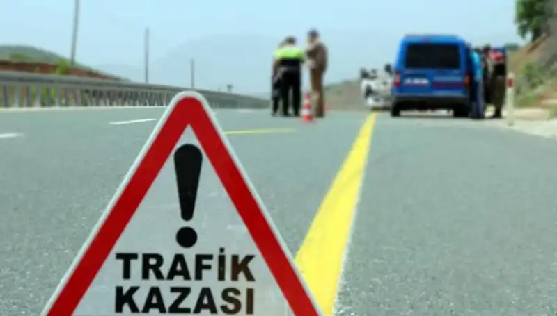Hafif Ticari Araç ve Otomobil Çarpıştı: 6 Hayat Kaybı!