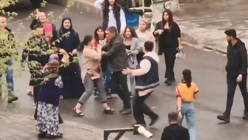 Adliye Önünde Tekmeli Yumruklu Kavga: Olayın Detayları ve Cezai Süreç