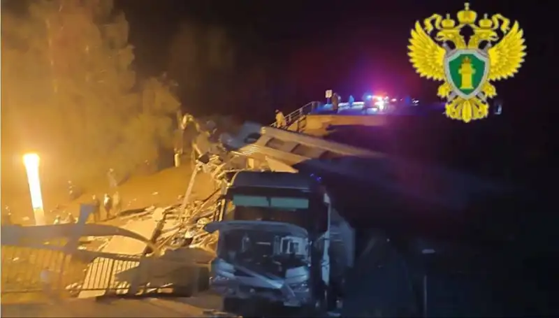 Rusya'da İki Köprü Çöktü, Tren Kazasında Can Kayıpları Artıyor