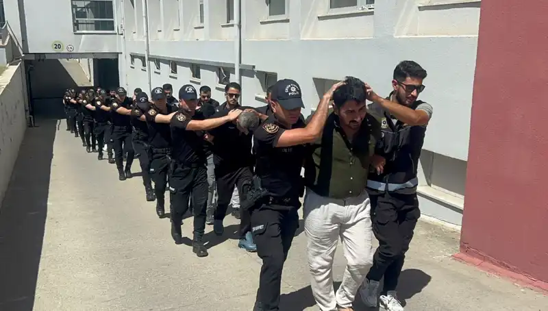 Adana'da 825 Kilo Eroin Ele Geçirildi, 16 Şüpheli Tutuklandı!