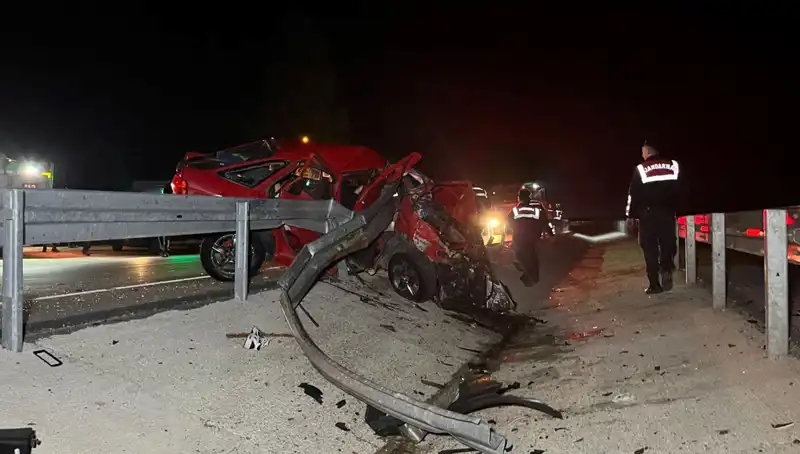 Bariyerlere Çarpan Otomobilin Korkunç Sonucu: İki Can Kaybı