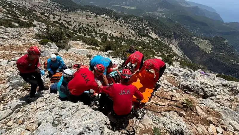 Fethiye'de Üzücü Olay: Paraşüt Kayalıklara Düştü, İki Kişi Hayatını Kaybetti