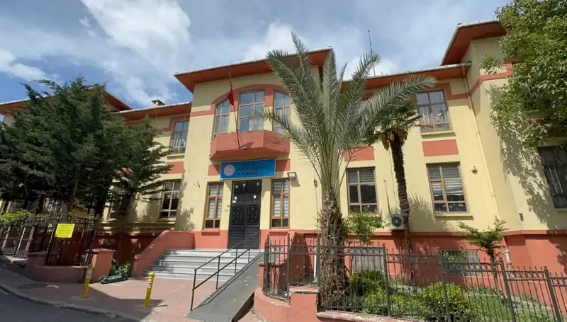 Depremde Hasar Gören Okulların Boşaltılması: Eğitim Süreci Tehdit Altında