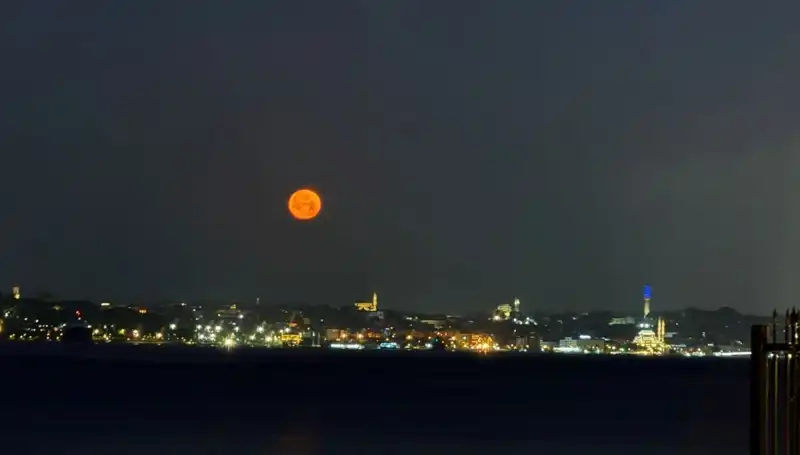 İstanbul'da "Çilek Dolunayı" Görsel Şölene Dönüştü