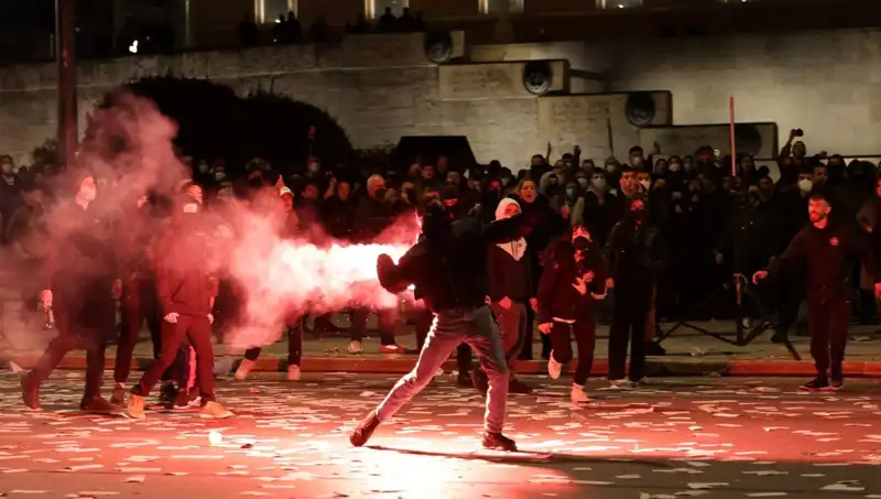 Yunanistan'da Hükümete Gensoru: Sokaklarda Protestolar ve Kaos Hakim