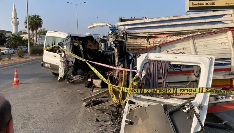 Mersin'de Tatil Yolu Cabasında Feci Kaza: İki Can Gitti, 10 Yaralı!