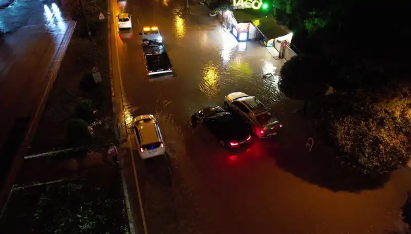 Adana’da Yağmur Faciası: Cadde ve Yollar Sular Altında Kaldı!