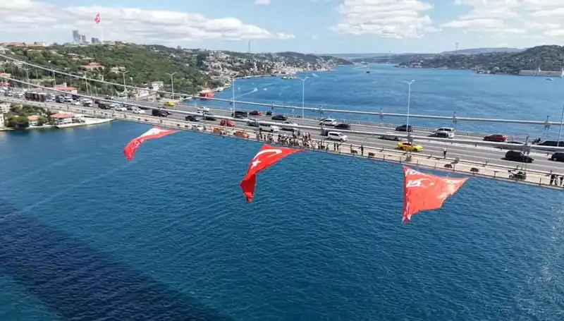 Türkiye’nin Sembollerinden Biri: Köprüye Dev Türk Bayrağı Asıldı
