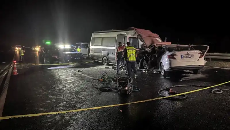 Ters Yönde Yola Çıkan Minibüs Yangına Sebep Oldu: 1 Ölü, 1 Yaralı