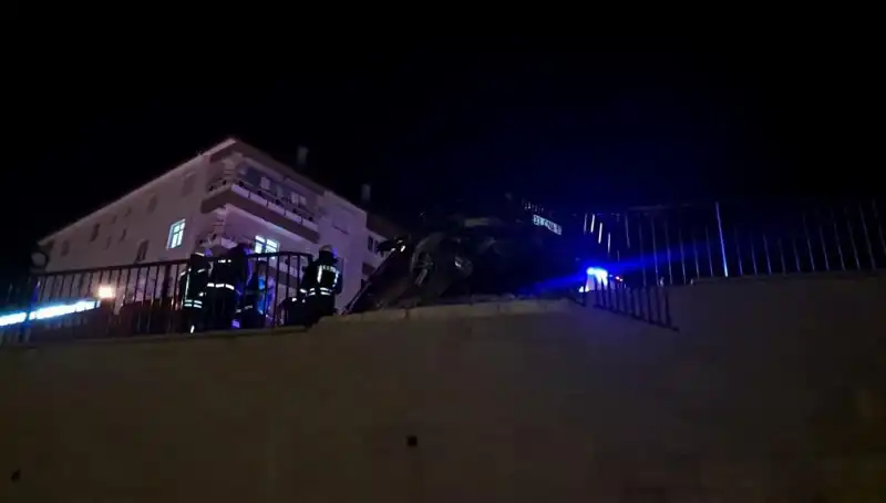 Kontrolden Çıkan Araç Bariyere Çarptı, Böyle Asılı Kaldı
