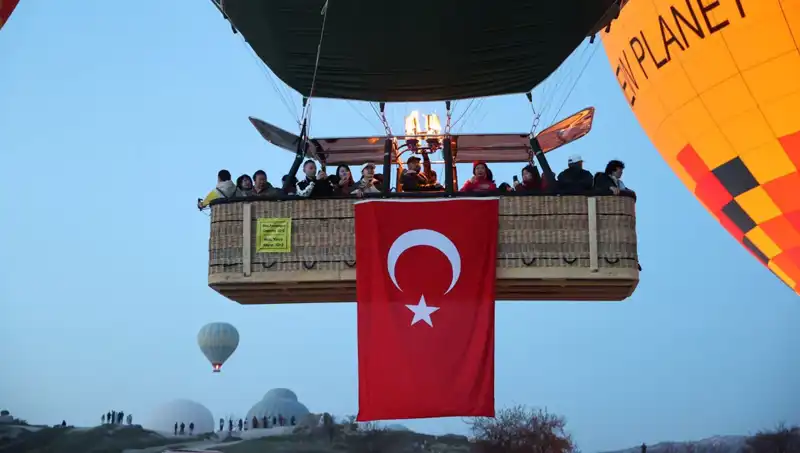 Kapadokya'da 23 Nisan Coşkusuyla Dolu Balonlar Gökyüzünü Renklendirdi