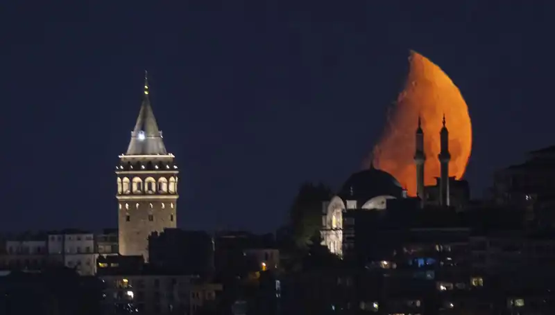 İstanbul'da Yarım Ay Görseli, Geceyi Aydınlattı
