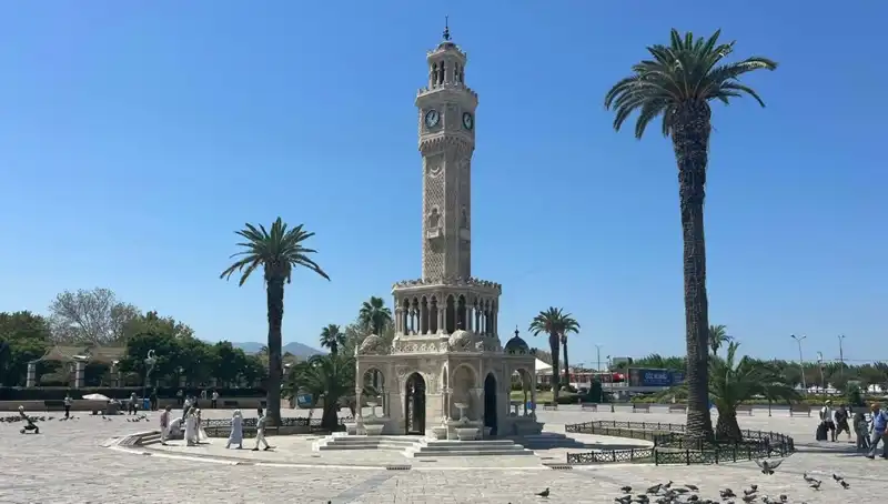 İzmir'de Sıcak Hava Dalgası: Meydanlar Boş, Sıcaklıklar Düşmüyor