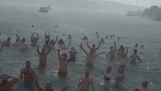 İstanbul'da Yağmura Rağmen Bebek Plajı'nda Denize Girenler Şaşırttı!