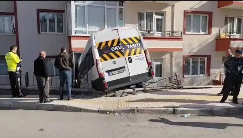 Okul Servisi Balkona Girince İki Öğrenci Yaralandı: Detaylar Ortaya Çıktı