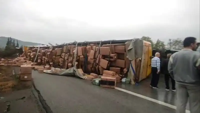 TEM Otoyolu'nda TIR Devrildi, Trafik Ankara Yönüne Kapanmış Durumda