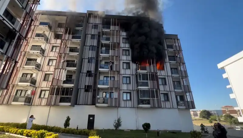 Çanakkale'de Korkutucu Yangın: Vatandaşlar Geceyi Korku İçinde Geçirdi