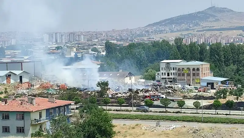 Otluk Alanda Başlayan Yangın, Depo Yangınlarına Neden Oldu!