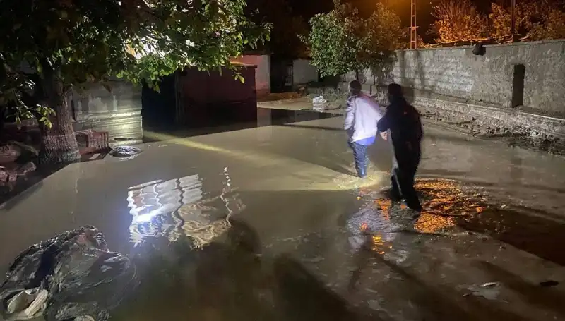 20 Dakikalık Şiddetli Yağış: Sel Suları Hayatı Felç Etti