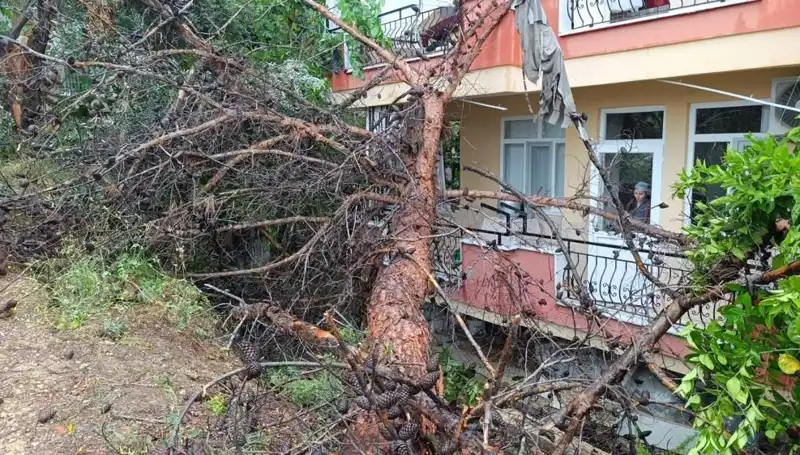 Yağmurun Kurbanı Oldu: Bina Devrildi, Can Kaybı Olmadı!