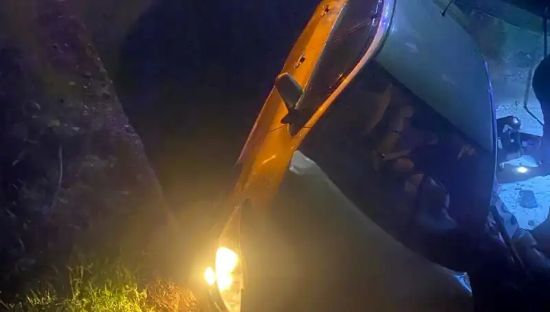 Adana'da Şarampole Devrilen Araçta İki Yaralı, Kaza Nedenleri Araştırılıyor