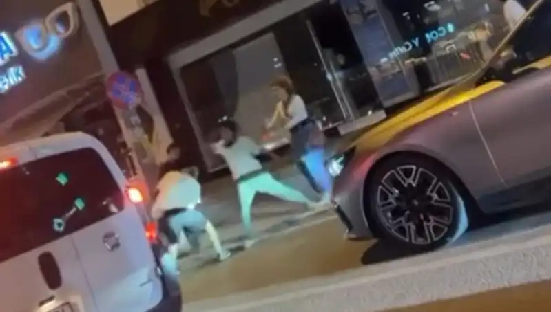 Cadde Boks Ringine Döndü: Bir Boks Gecesi Şehir Merkezinde Yaşandı