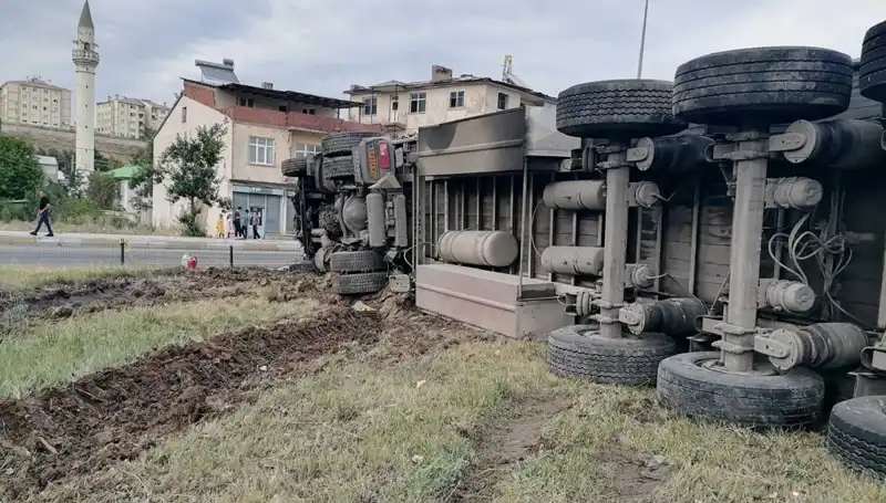 Freni Boşalan TIR dehşet saçtı, Erzurum'da korkunç kaza yaşandı